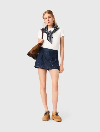 Broderad denimskort med lager-på-lager-effekt
