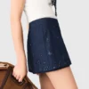Broderad denimskort med lager-på-lager-effekt Broderad denimskort med lager-på-lager-effekt