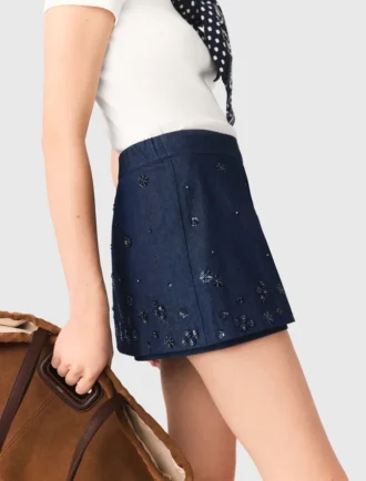 Broderad denimskort med lager-på-lager-effekt
