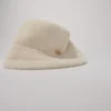 Bucket hat i fuskpäls