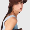 Färgglad bucket hat i naturlig raffia Färgglad bucket hat i naturlig raffia