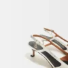 Högklackade sandaler i silverläder Högklackade sandaler i silverläder
