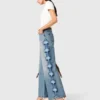 Jeans med breda ben och blommig broderi Jeans med breda ben och blommig broderi