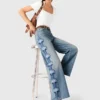 Jeans med breda ben och blommig broderi Jeans med breda ben och blommig broderi