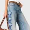 Jeans med breda ben och blommig broderi Jeans med breda ben och blommig broderi