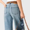 Jeans med breda ben och blommig broderi Jeans med breda ben och blommig broderi
