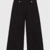 Jeans med raka ben och påsydda fickor Jeans med raka ben och påsydda fickor