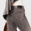 Jeans med vida ben och kedjebälte Jeans med vida ben och kedjebälte