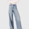 Jeans med vida ben och strass över hela plagget Jeans med vida ben och strass över hela plagget