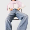 Jeans med vida ben och strass över hela plagget Jeans med vida ben och strass över hela plagget