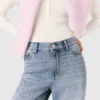Jeans med vida ben och strass över hela plagget Jeans med vida ben och strass över hela plagget