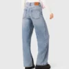 Jeans med vida ben och strass över hela plagget Jeans med vida ben och strass över hela plagget