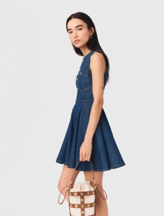 Kort utställd denimklänning