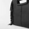 M Bag i slätt läder med fransar M Bag i slätt läder med fransar