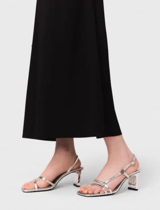 Sandaler med metalliska remmar och klack