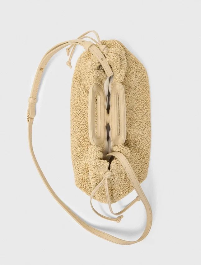 Mipli-clutch med bouclé-effekt Mipli-clutch med bouclé-effekt