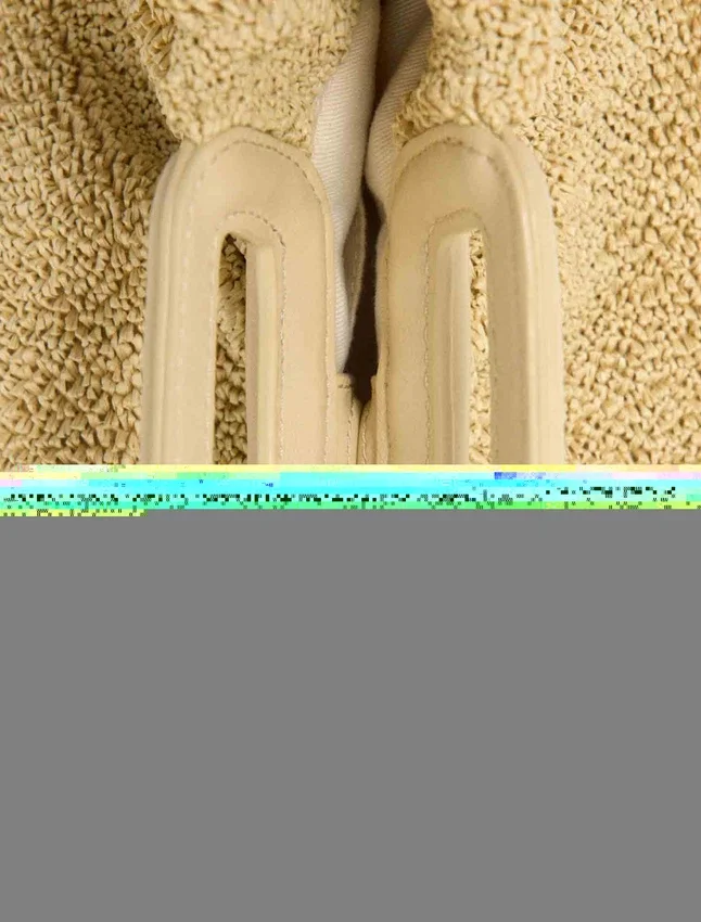 Mipli-clutch med bouclé-effekt Mipli-clutch med bouclé-effekt