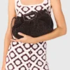Mipli-clutch med bouclé-effekt Mipli-clutch med bouclé-effekt