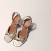 Sandaler i metallicläder med klack