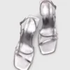 Sandaler med metalliska remmar och klack