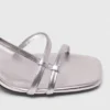 Sandaler med metalliska remmar och klack