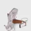 Sandaler med metalliska remmar och klack