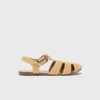 Sandaler med platta remmar