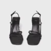 Sandaler med remmar och metallisk klack