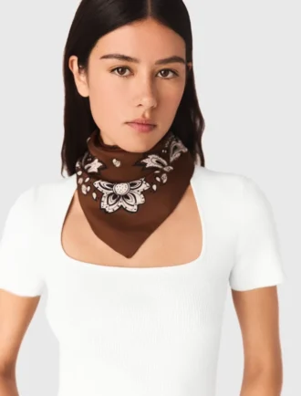 Silkescarf med bandanamönster Silkescarf med bandanamönster