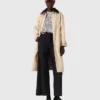 Trenchcoat med kontrasterande ärmar och krage