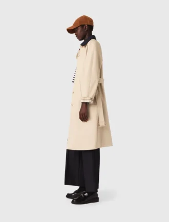 Trenchcoat med kontrasterande ärmar och krage