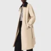 Trenchcoat med kontrasterande ärmar och krage