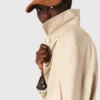Trenchcoat med kontrasterande ärmar och krage