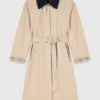 Trenchcoat med kontrasterande ärmar och krage
