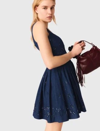 Utställd broderad denimklänning