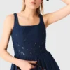 Utställd broderad denimklänning